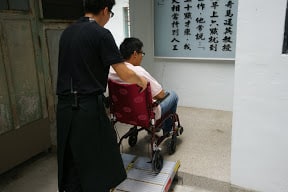 青田七六附設小輪椅與較大空間的廁所-2