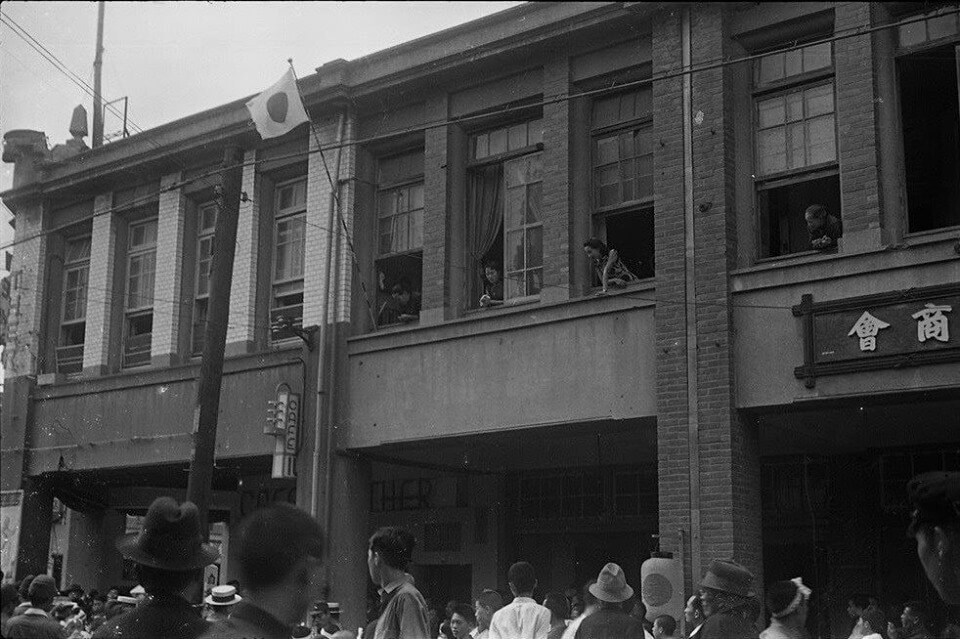 取自《看見李火增》推測是 1942年，今日南京西路、延平北路口