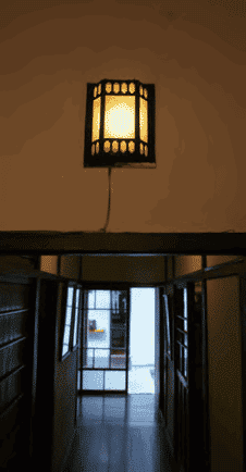 青田七六-崁在牆內的燈可以照亮兩個空間