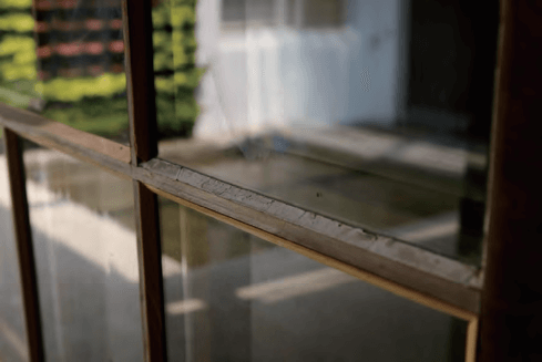 青田七六-廣緣外保留當年的手工玻璃及固定玻璃的石灰條