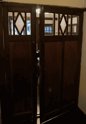 青田七六-玄關入口大小不對稱的洋式門